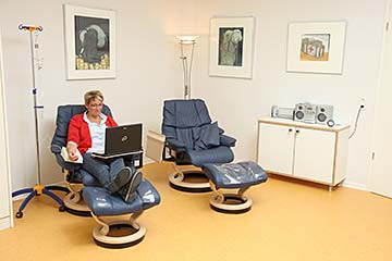 In bequemen Sesseln können Patienten während der Infusion im Neurozentrum am Klosterforst in Itzehoe auch am Laptop arbeiten